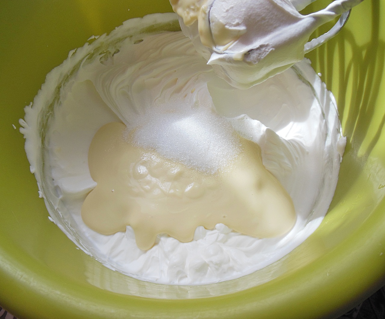 Prajitura cu crema de vanilie, visine si crema de fructe de padure