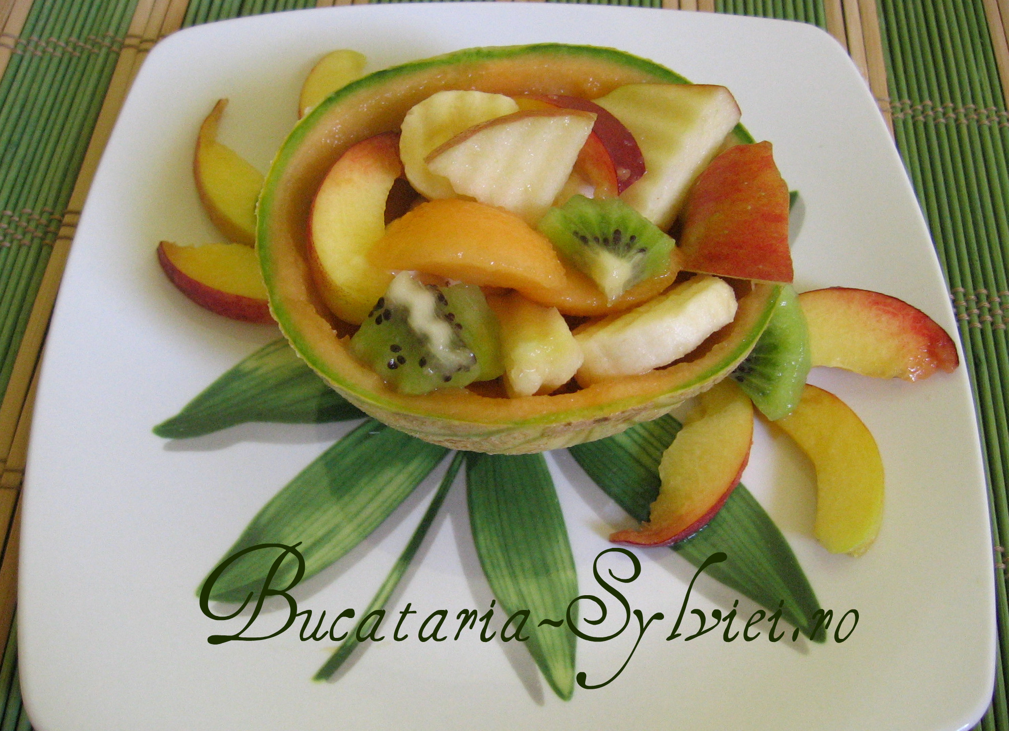 Salata de fructe in cupa de pepene galben