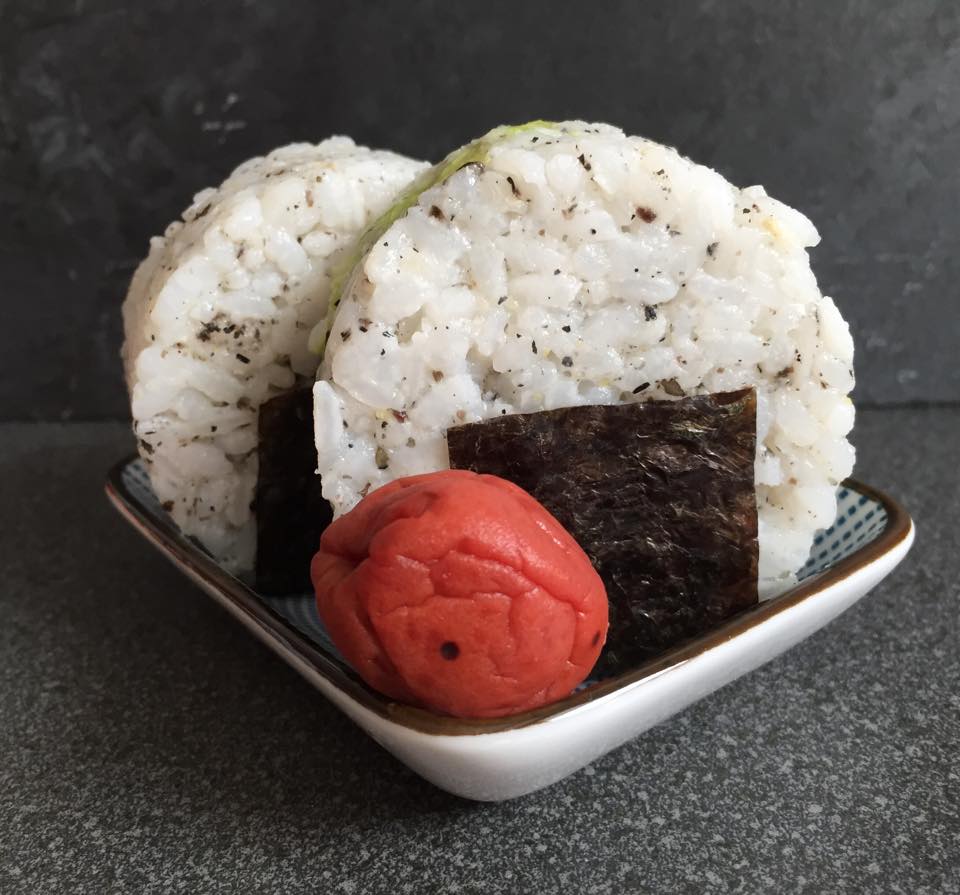 Aperitiv bile asiatice din orez- Onigiri cu avocado