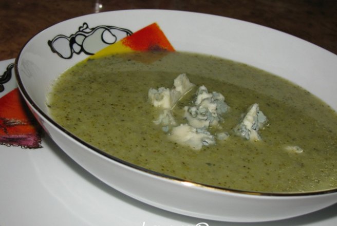 Supa-crema de broccoli cu Roquefort