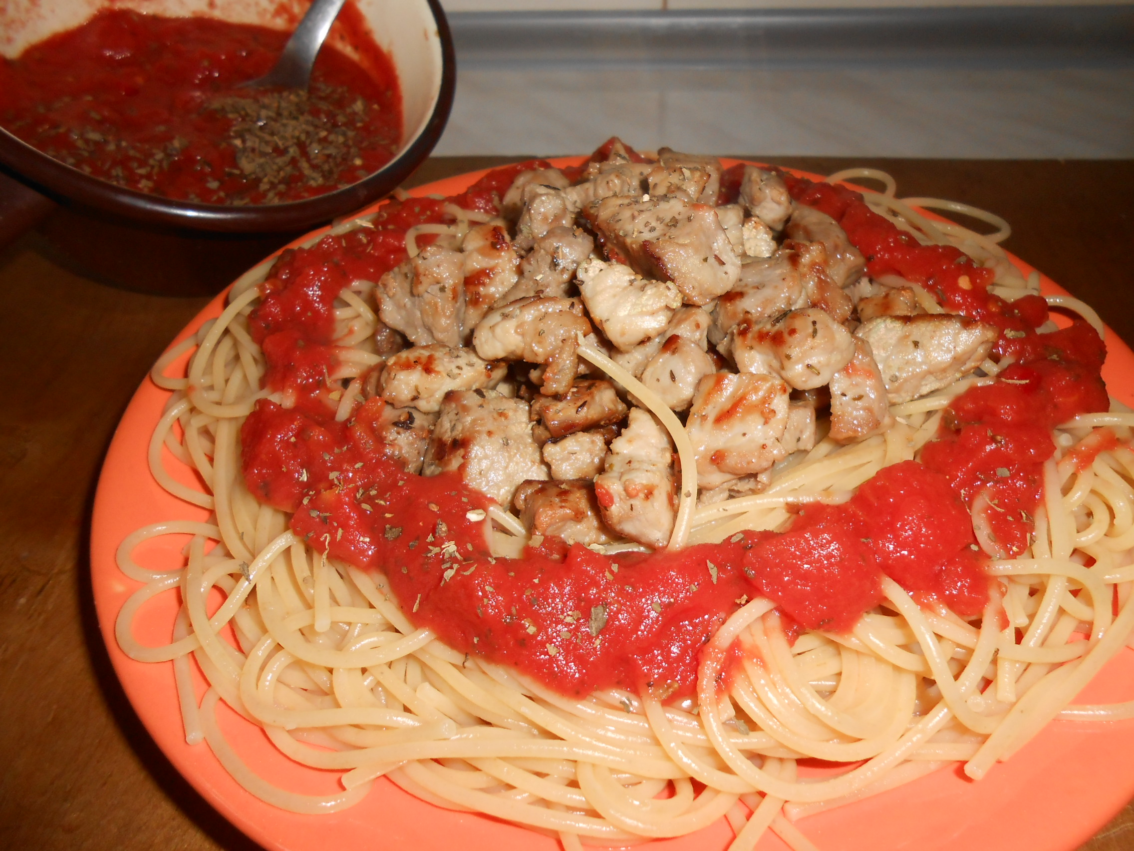 Spaghette integrale cu sos iute si carne de porc