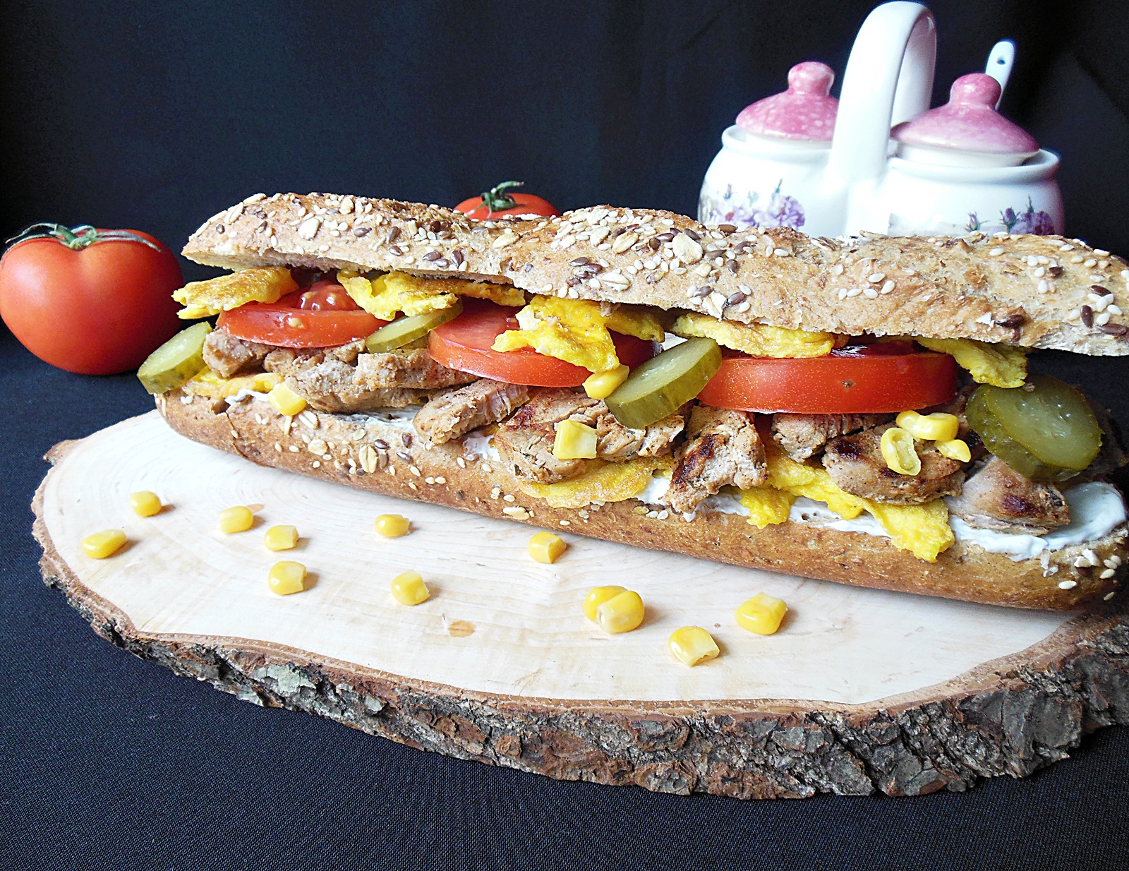 Sandwich cu omleta si muschiulet fraged de porc