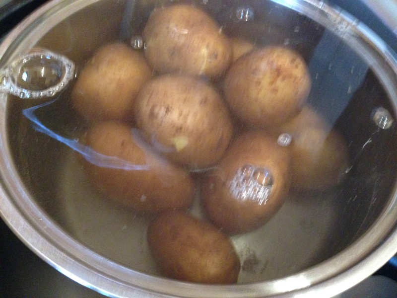 Cartofi cu branza si carnati la cuptor