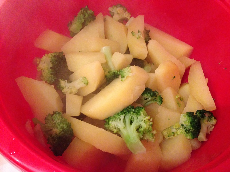 Cartofi cu broccoli si rosii