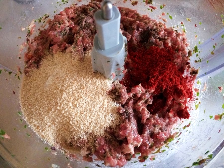Frigarui din carne tocata de berbecut pregatite cu aparatul de marinat FoodSaver