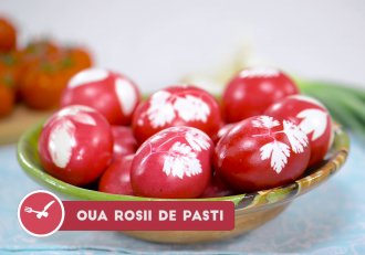 Oua rosii de Pasti decorate cu frunzulite