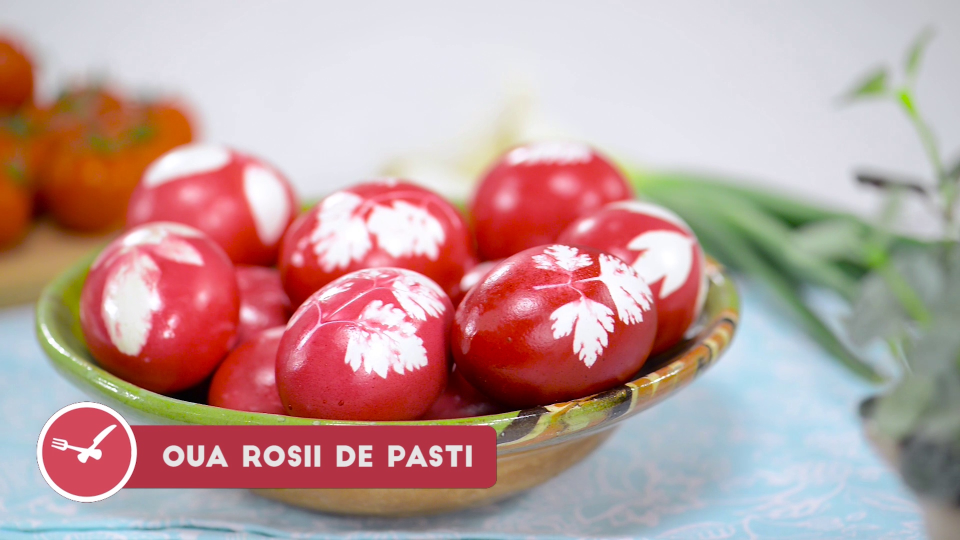 Oua rosii de Pasti decorate cu frunzulite