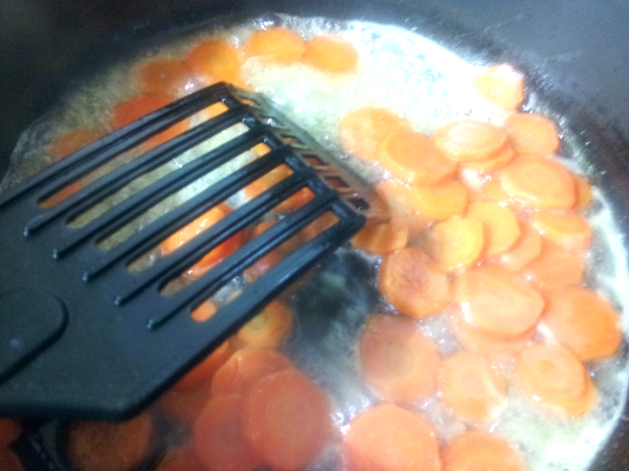 Pulpe de pui cu legume si morcov caramelizat