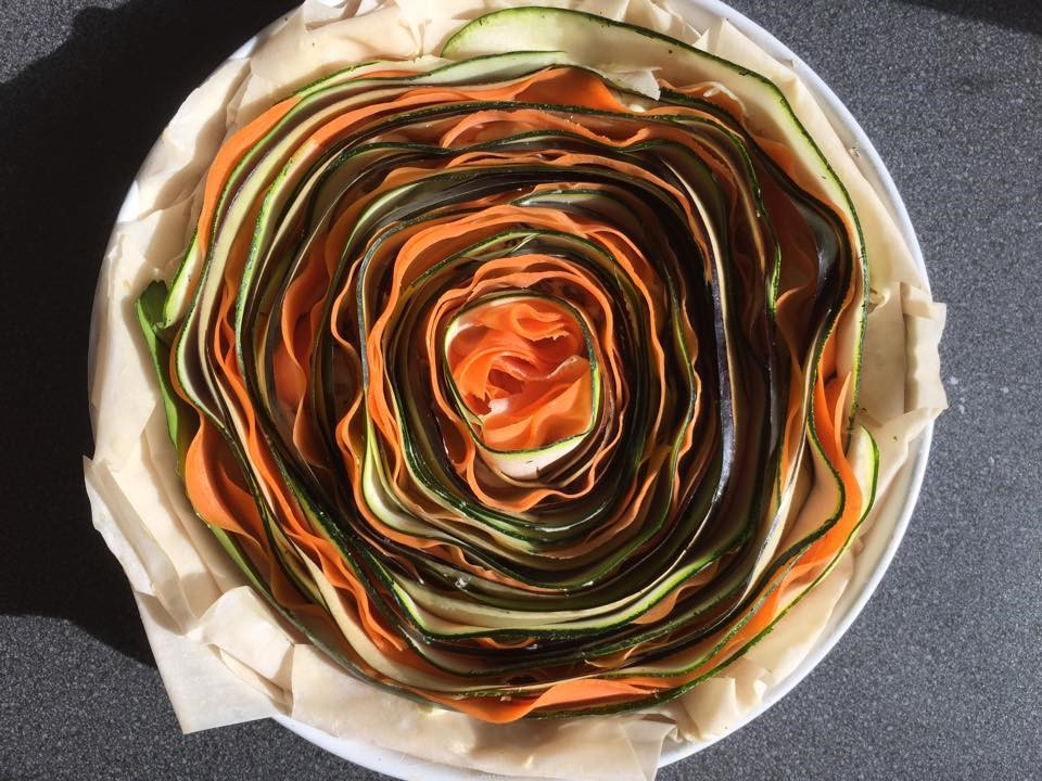 Tarta multicolora de legume cu creme fraiche si salvie