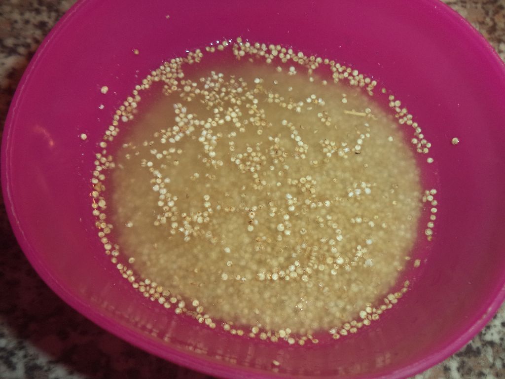 Desert la pahar din quinoa cu lapte, nuca si stafide