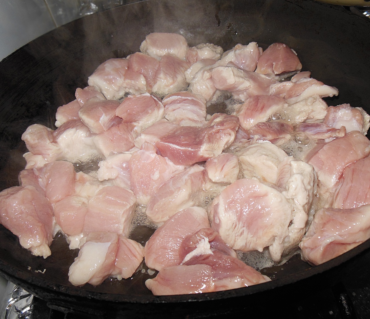Tocana de porc cu ciuperci si bacon, sub capac de piure cu parmezan