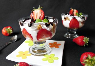 Desert cu crema de iaurt cu frisca, capsuni si biscuiti