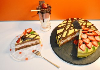 Tort cu bezea si capsuni