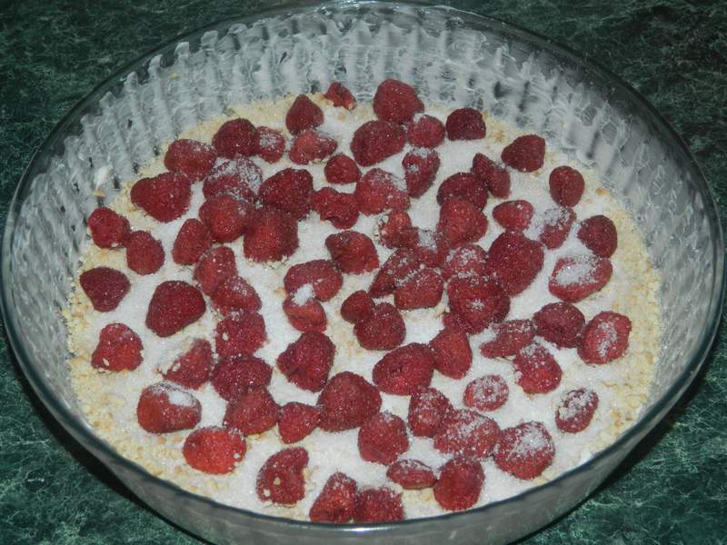 Prajitura rasturnata cu capsuni si biscuiti - Reteta delicioasa cu fructe