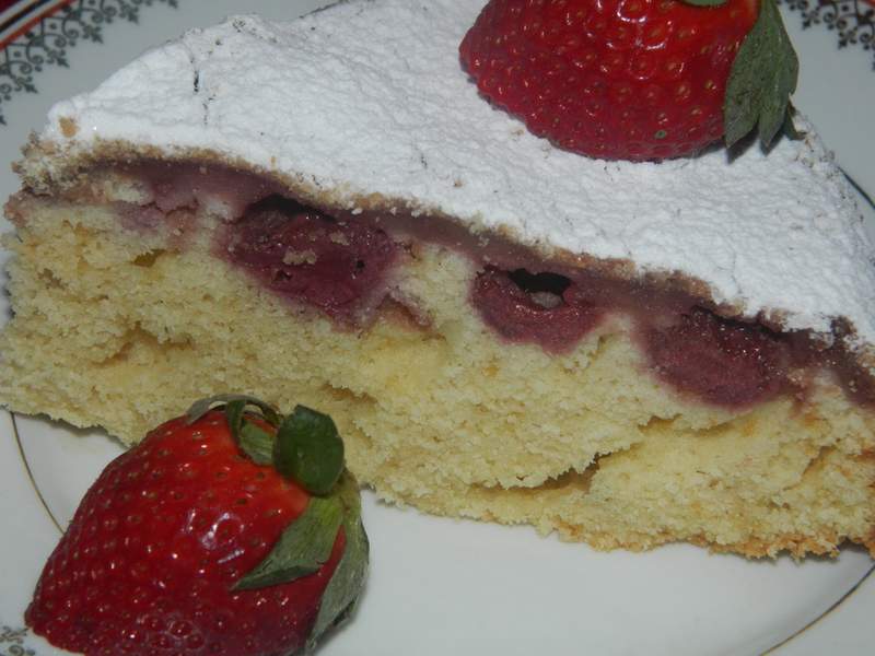 Prajitura rasturnata cu capsuni si biscuiti - Reteta delicioasa cu fructe