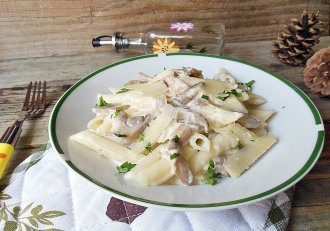 Penne cu ciuperci si sos alb cu branzeturi