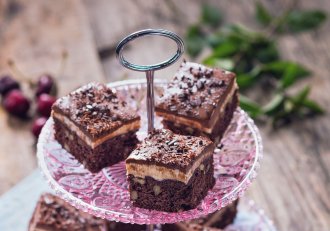 Negresa cu ciocolata neagra, nuca si crema de mascarpone