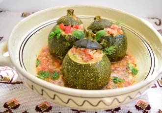 Zucchini rotunzi umpluti cu carne si legume