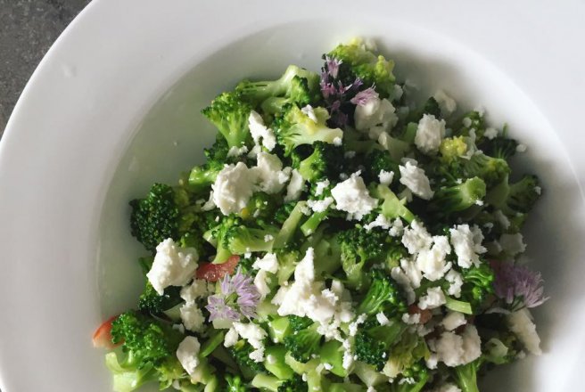 Salata de broccoli cu branza Feta si flori de chives