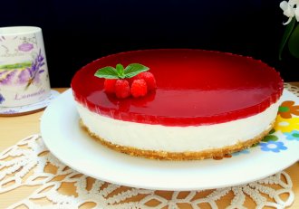 Cheesecake cu jeleu de zmeura