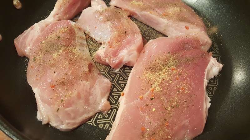 Cotlet de porc in sos de rosii cu turmeric