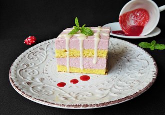 Prajitura cu crema de branza, iaurt si zmeura