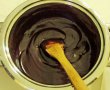 Tort cu blat de biscuiti, crema de ciocolata alba si glazura de ciocolata neagra-6