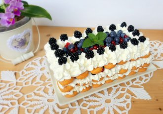 Desert tort cu fructe de padure