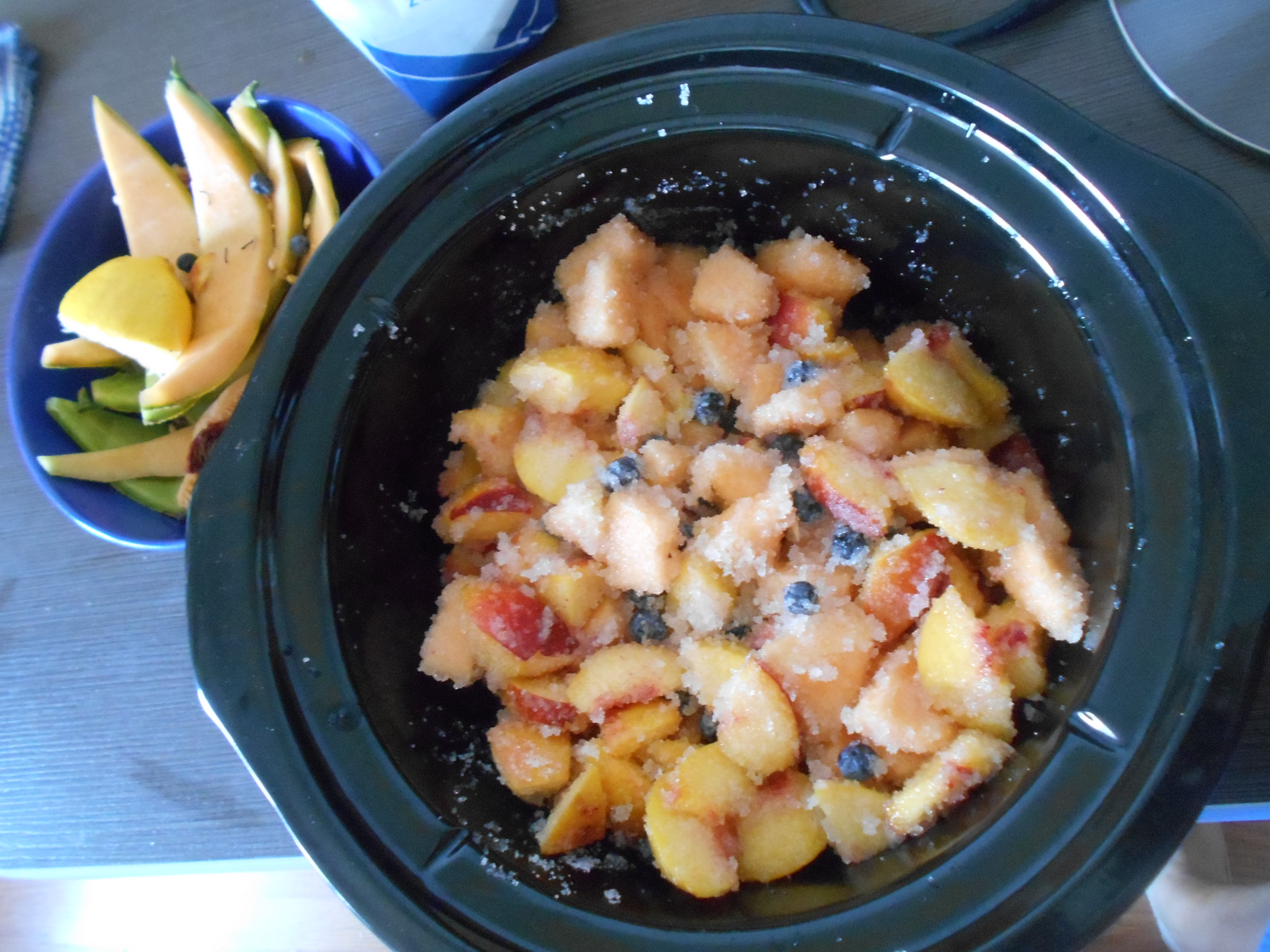 Dulceata cu pepene galben, piersici, afine si nuci la slow cooker Crock-Pot