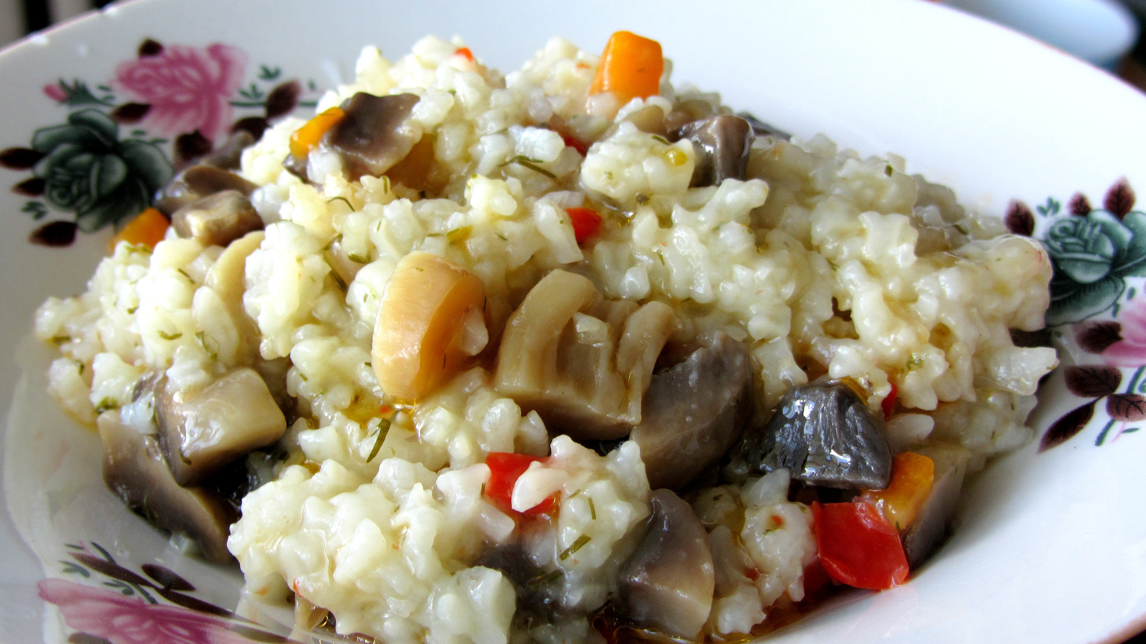 Reteta simpla si delicioasa de orez cu ciuperci si legume