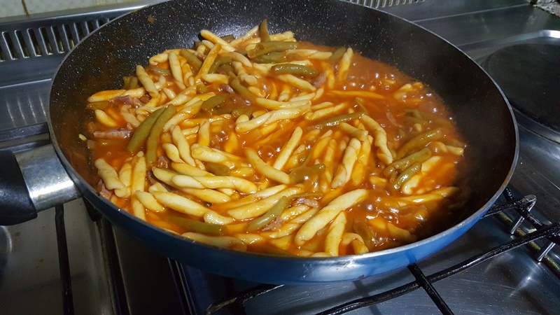 Tocana de strozzapreti cu fasole pastai si pasta de tomate