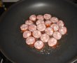 Varza cu carnati in tigaia wok-2