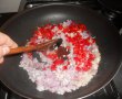 Varza cu carnati in tigaia wok-5