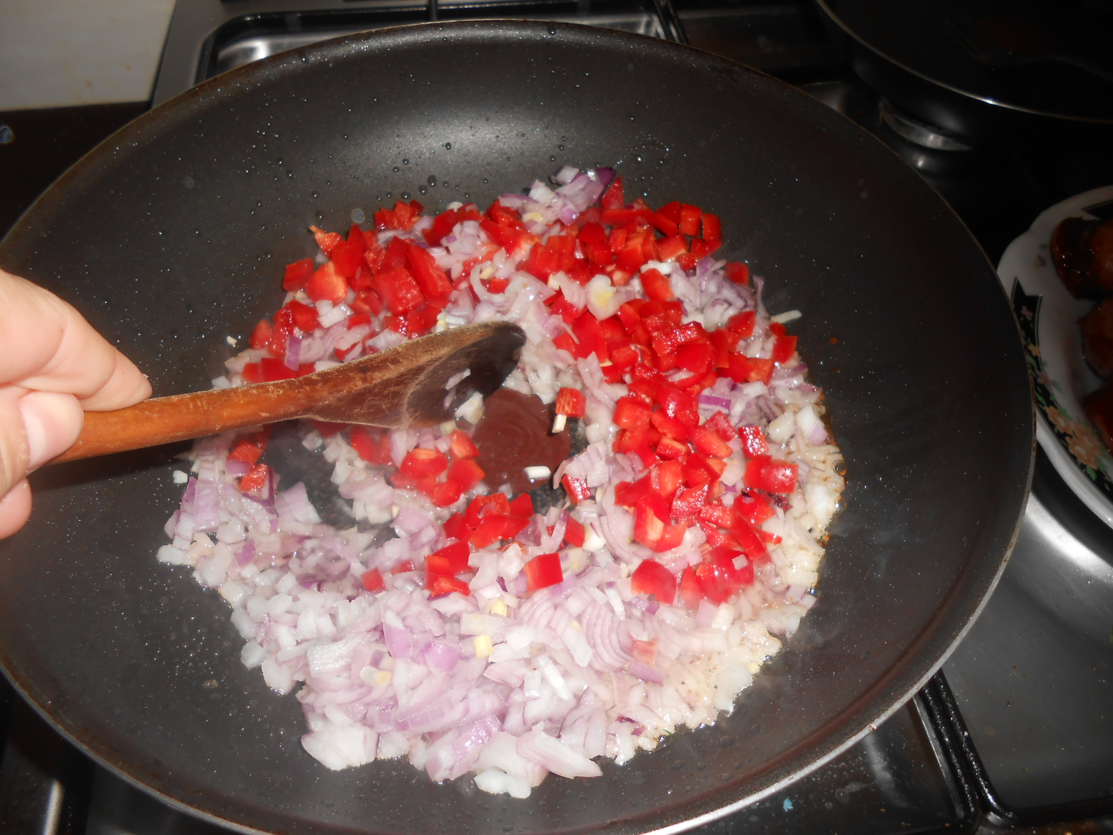 Varza cu carnati in tigaia wok