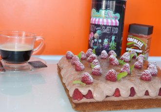 Negresa lipicioasa cu cafea, zmeura si budinca de cacao