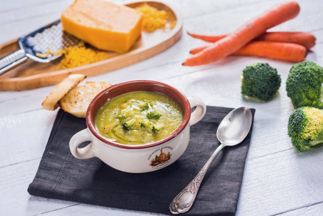 Supa crema de broccoli si morcovi cu branza cheddar