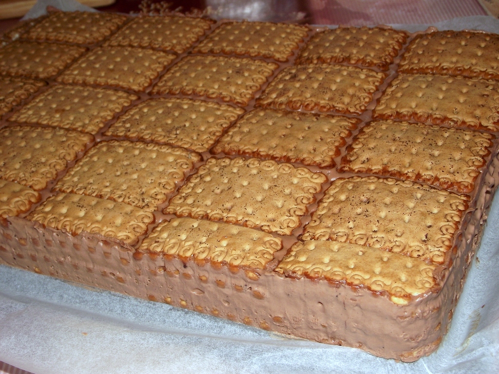 Desert tort de biscuiti cu crema de mascarpone si finetti