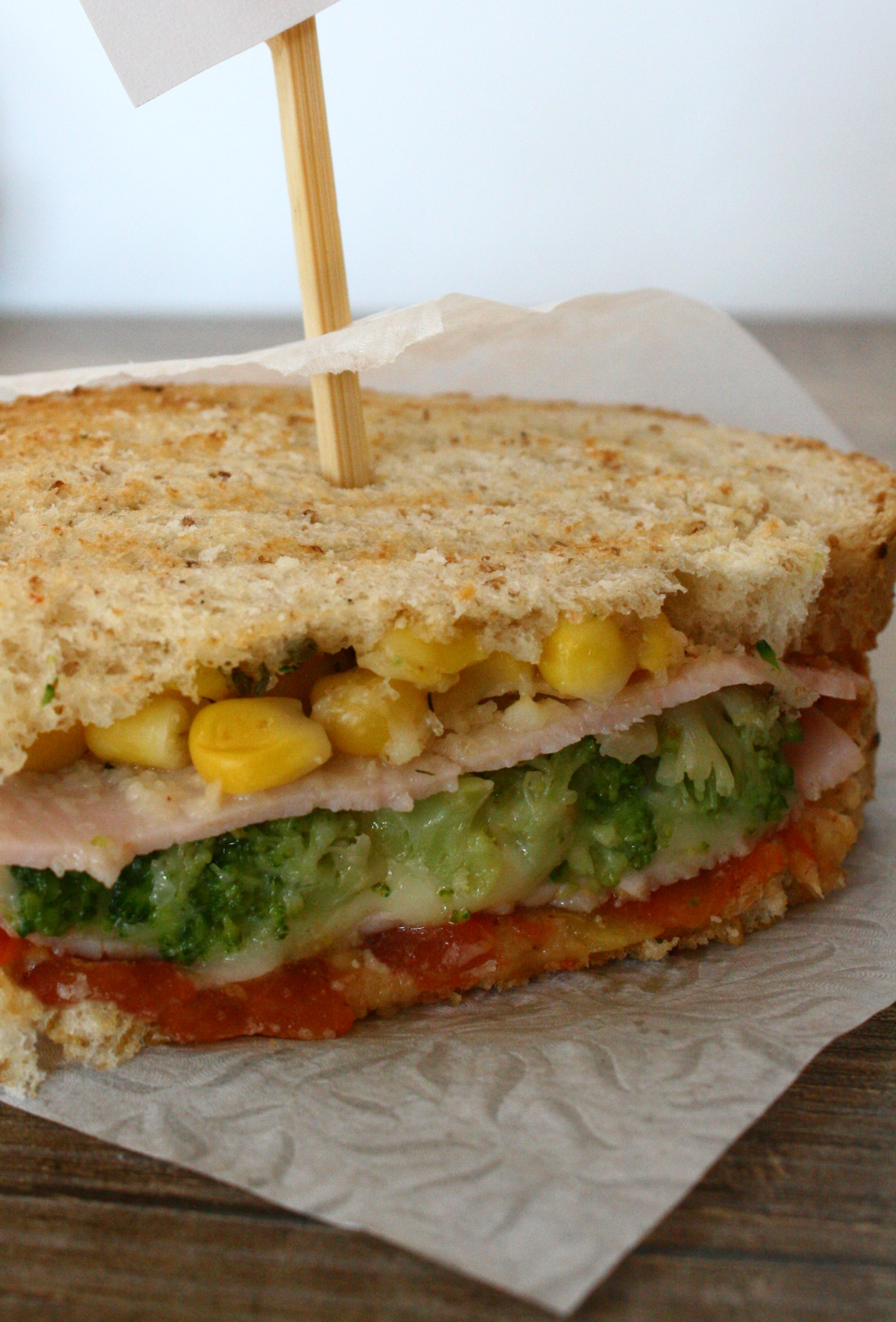 Sandwich cu sunca si legume