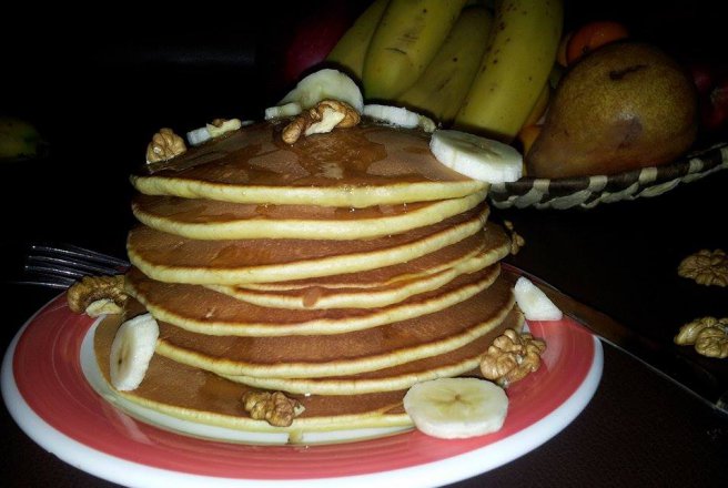 Pancake mic-dejun cu nuci, miere si banane