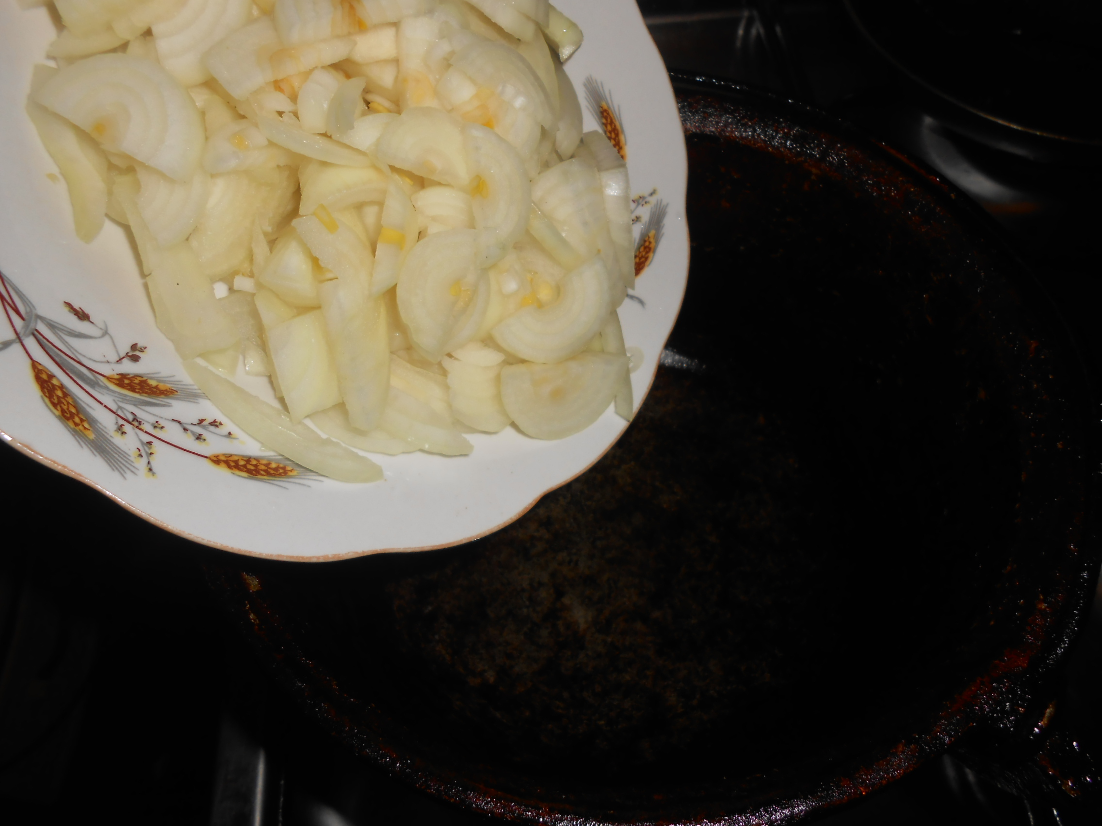 Tocana de cartofi cu sos de ardei capia, la tuci