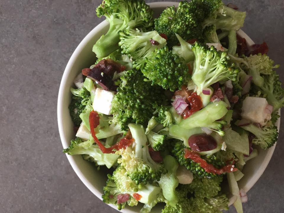 Salata de broccoli in stil grecesc