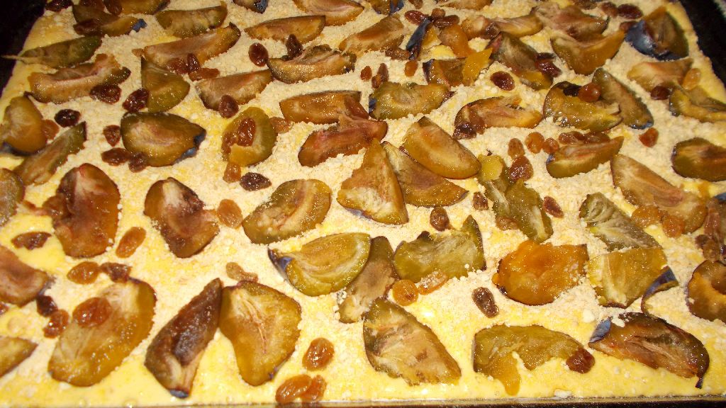Prajitura pufoasa cu prune si stafide aurii