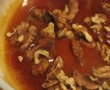 Tort de biscuiti cu crema de ciocolata si nuci caramelizate - de post-7