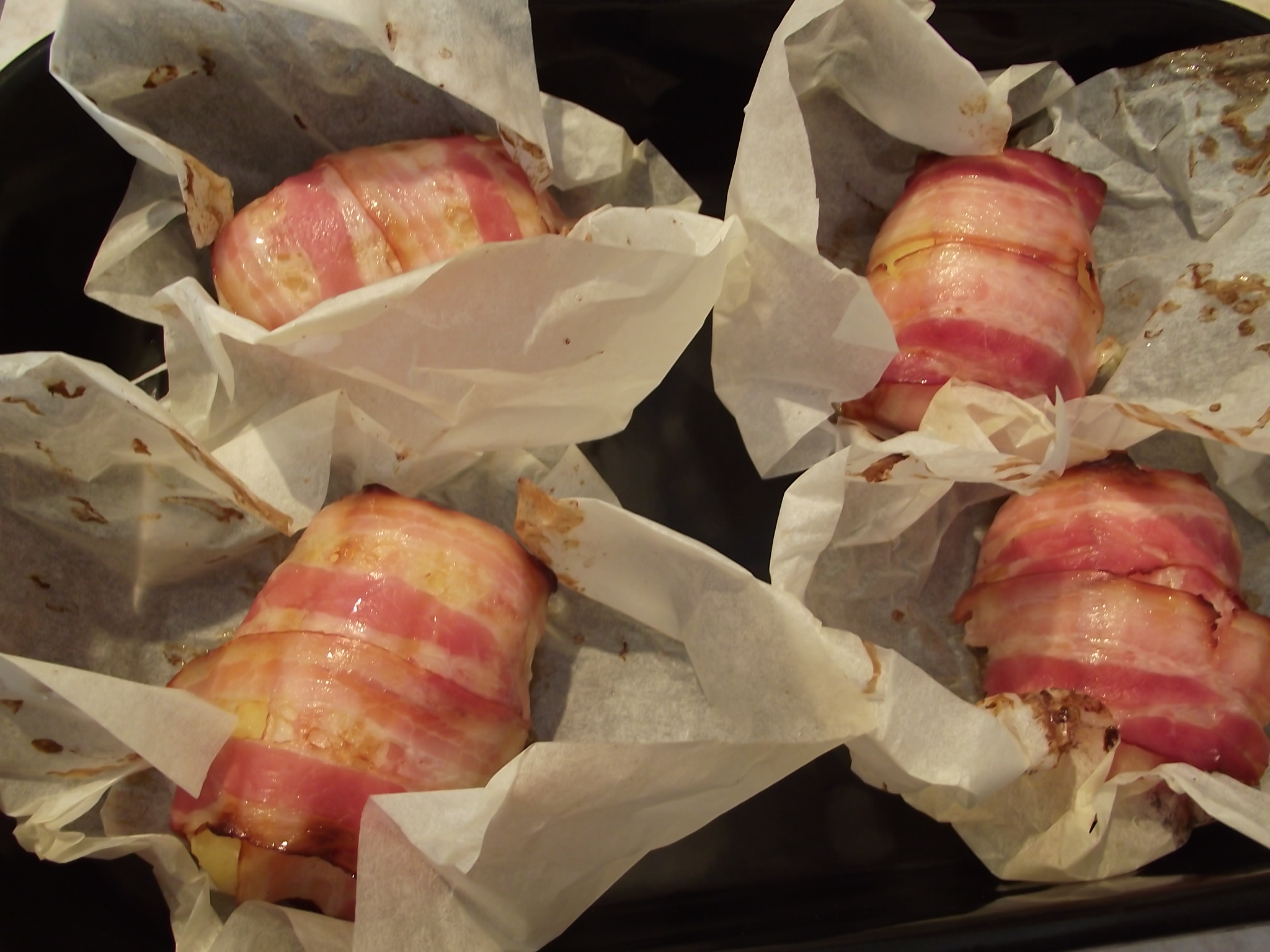 Cartofi umpluti cu mozzarella si ou fiert, inveliti in bacon
