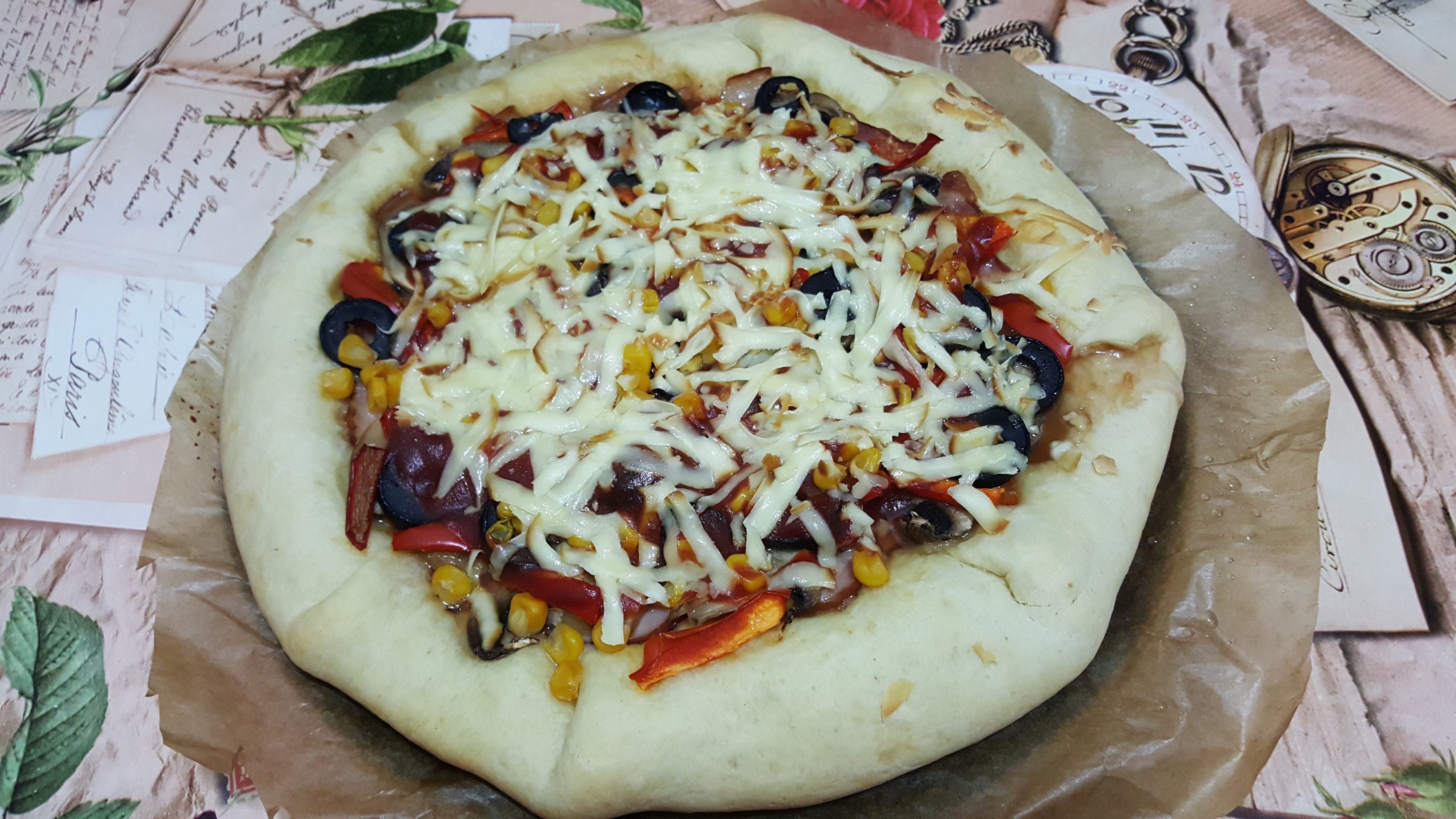 Pizza cu sunculita taraneasca si margine de cascaval