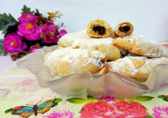 Cornulete cu gem de prune si nuca de cocos