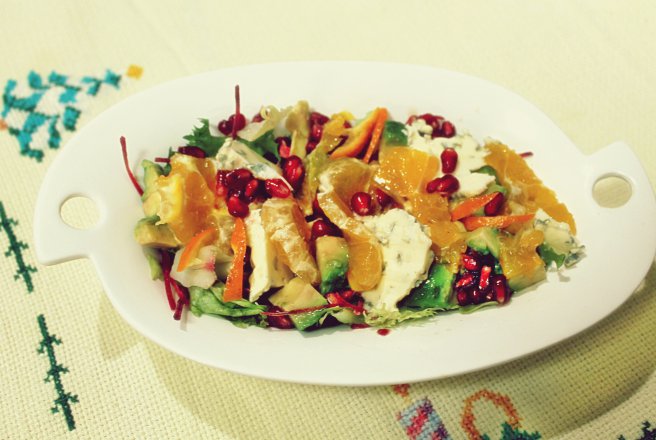 Salata cu clementine, rodii, avocado și branza