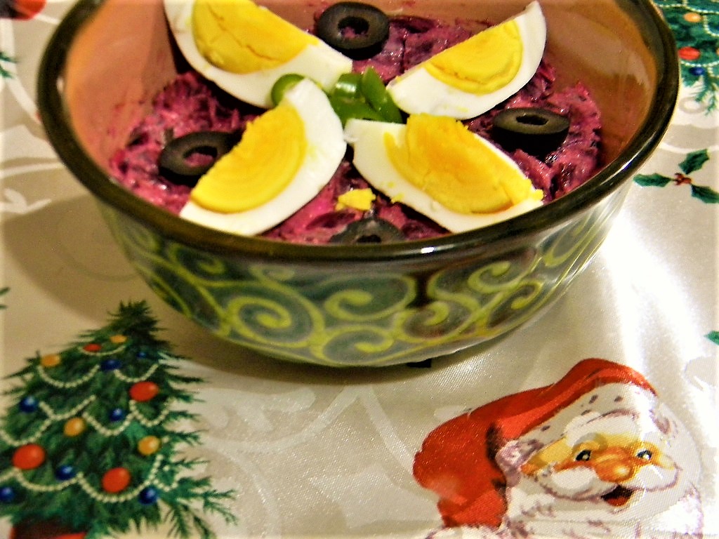 Salata de sfecla rosie cu sprot afumat si ton