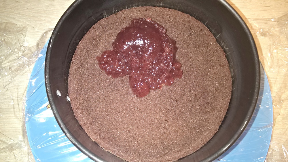 Tort cu ciocolata si gem de zmeura