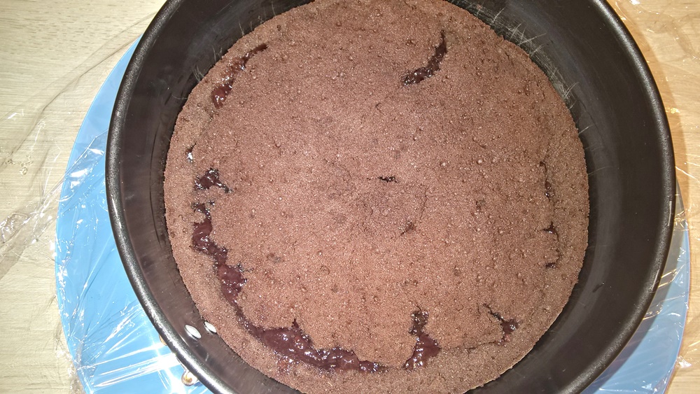 Tort cu ciocolata si gem de zmeura